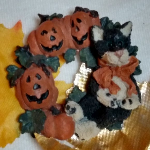 🎃 Halloween Cat & Pumpkin Wreath Pin - Picture 1 of 2